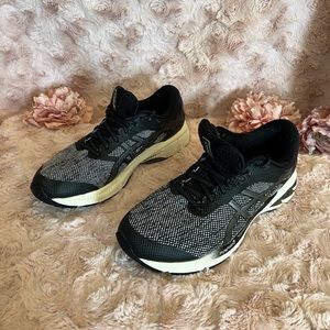 ASICS running shoes women size 11 gel kayano.